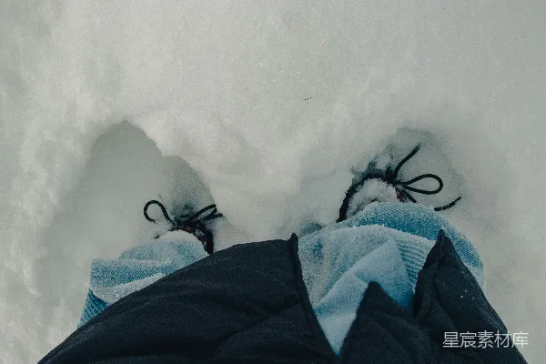 高清摄影 一个人站在雪地里，脚丫子在雪中。
