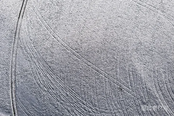 高清摄影 覆盖白雪的一片田野的空中俯视图