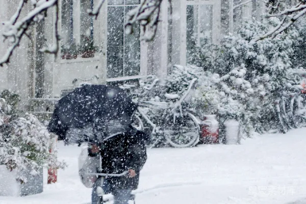 高清摄影 黑色夹克的人在雪天骑自行车手持黑色雨伞