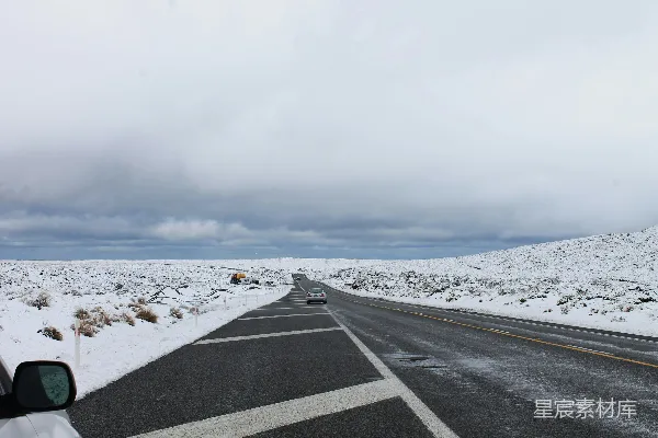 高清摄影 一辆车在覆有白雪的路上行驶
