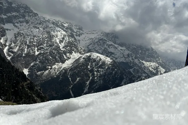 高清摄影 一个男子骑着滑雪板滑下覆盖着白雪的斜坡。