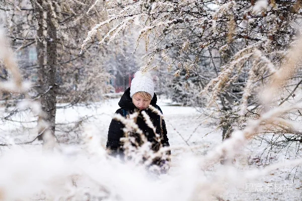 高清摄影 坐在雪地上的一个人