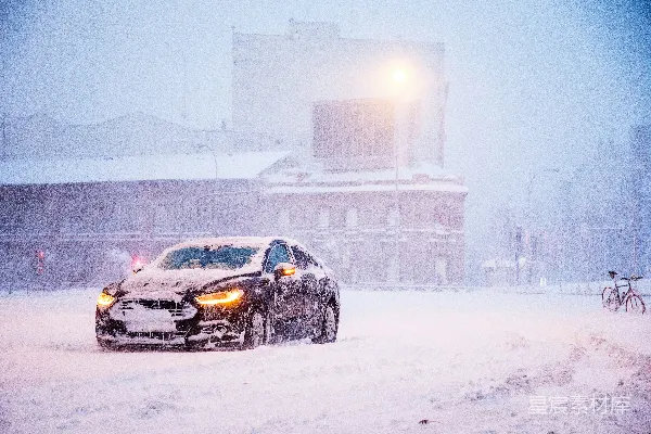 高清摄影 白天雪地覆盖的道路上的黄色和黑色 sports car