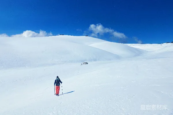 高清摄影 滑雪者坐在雪坡顶部的人