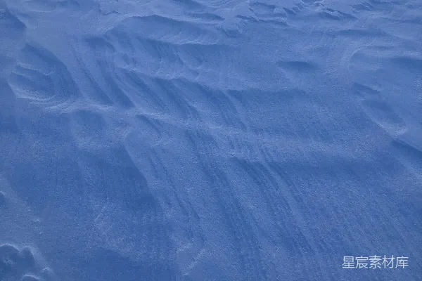 高清摄影 滑雪板爱好者正在往下滑雪的山坡。