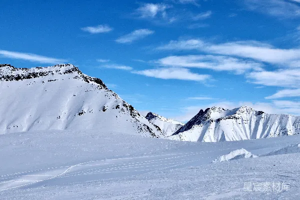 高清摄影 一个滑雪者在覆盖着白雪的山下滑行