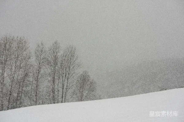 高清摄影 一个人骑着滑板车沿着覆盖着雪的山坡下滑