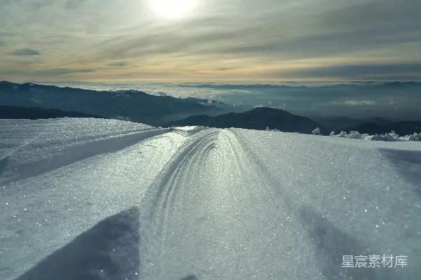 高清摄影 山中一条被雪覆盖的道路