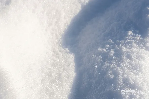 高清摄影 滑雪者在覆有白雪的斜坡上滑下