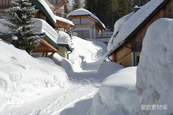 高清摄影 背景中有房屋的雪覆盖的道路