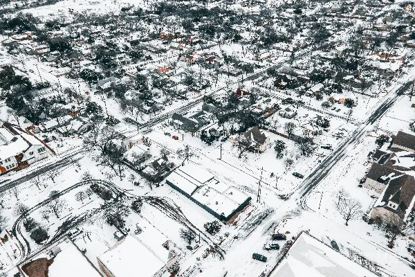 高清摄影 覆盖着白雪的一个小镇的空中俯瞰图