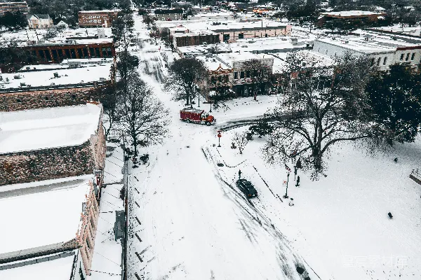 高清摄影 雪城街道的一处空中视角