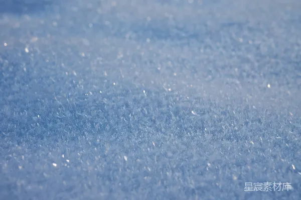 高清摄影 一个蓝色表面的特写镜头中可以看到雪花。