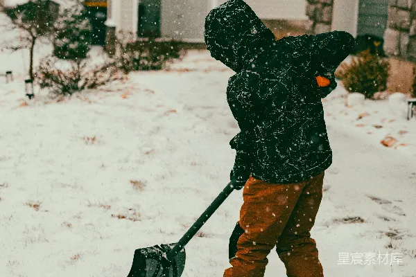 高清摄影 一个手持雪铲的人在雪中