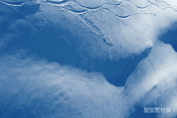 高清摄影 覆盖着白雪的山峰，背景是蓝天。