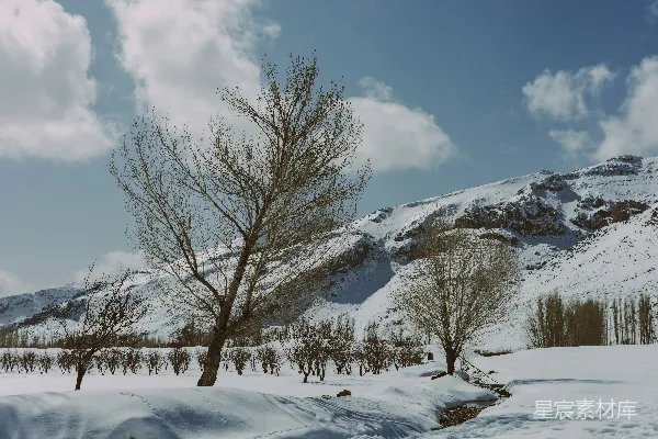 高清摄影 背景为山的雪景