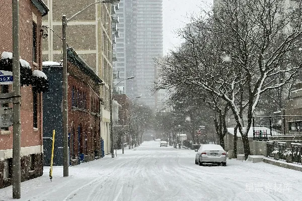高清摄影 城市街道被雪覆盖，背景是建筑物。