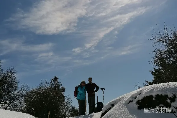 高清摄影 黑色夹克和蓝色裤子的人站在覆有白雪的地面上，在白天。