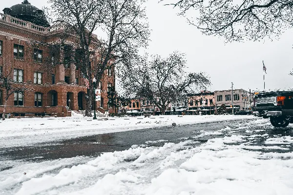高清摄影 一辆卡车停在雪地里的街道上。