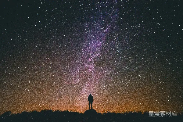 高清摄影 岩石旁站立的男人俯视天空的轮廓