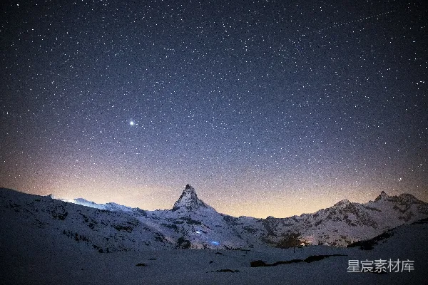 高清摄影 夜空下白雪覆盖的山峦