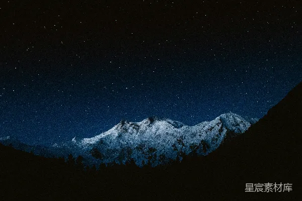 高清摄影 夜雪覆顶的山峦