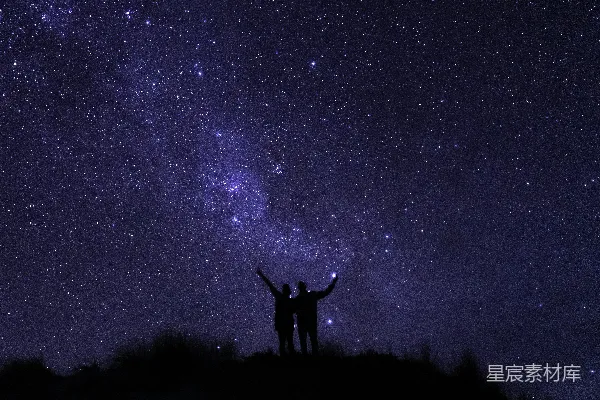 高清摄影 星夜下站立于草地之上的男子轮廓