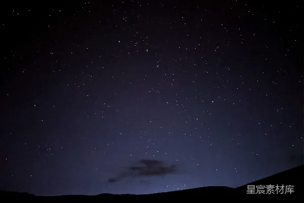 高清摄影 满天星斗与几朵云彩的夜晚天空