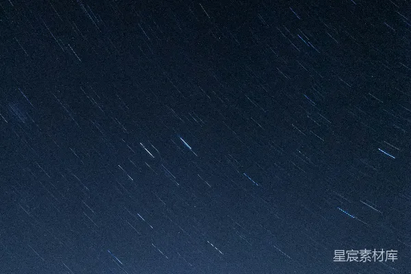 高清摄影 夜空中有繁星闪烁，建筑之上