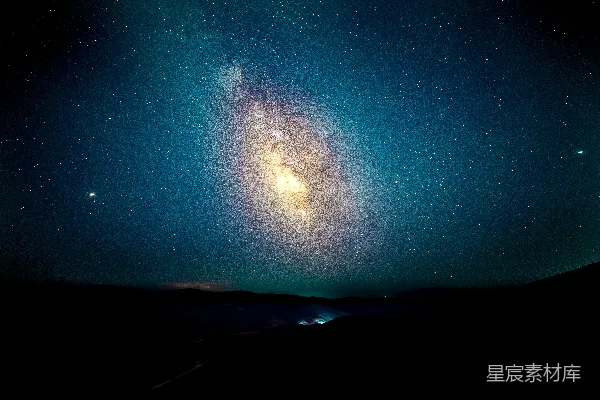 高清摄影 夜空中山峦的轮廓映衬着繁星