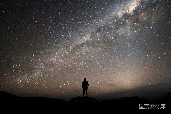 高清摄影 一个男人站在山顶上，夜空下。