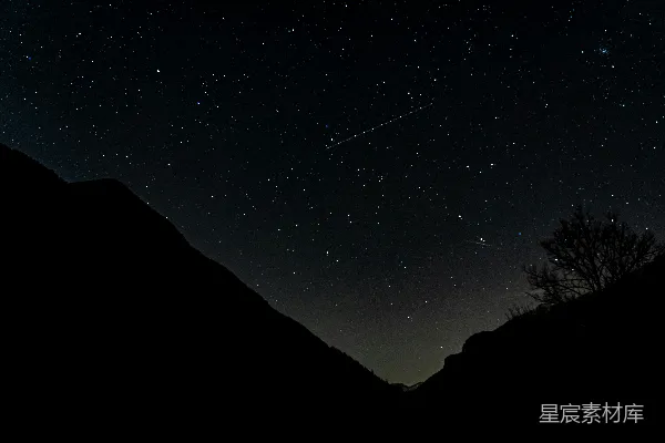 高清摄影 星空之下，山峦之上闪烁群星