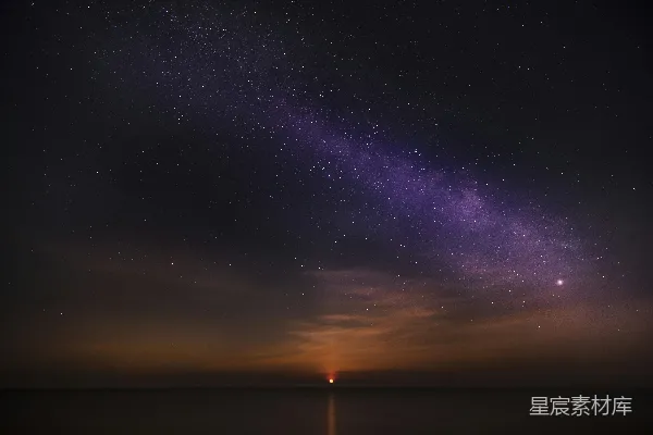 高清摄影 夜空之上，满是繁星闪烁在海面上。