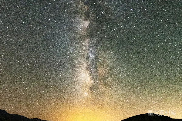 高清摄影 夜空满是星星，在一片水体之上