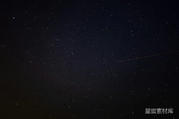 高清摄影 夜空中有星星，远处有一架飞机。