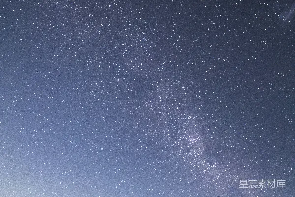 高清摄影 山顶上站立着一个人，夜空之下。