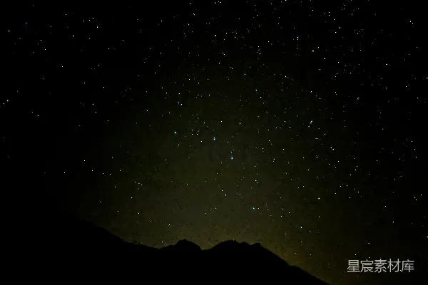 高清摄影 夜空闪耀，山峦之上