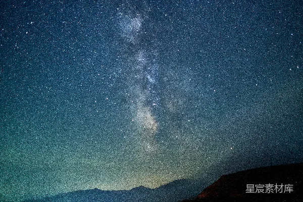 高清摄影 夜空中的景色，背景是银河。