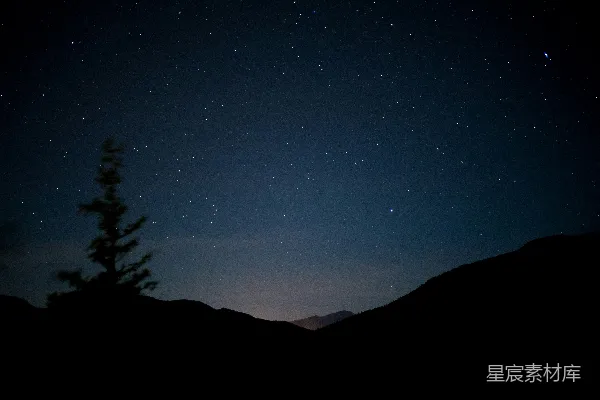 高清摄影 夜空中繁星点点，山峦在上。