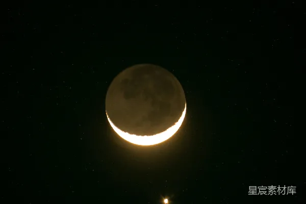 高清摄影 夜空中可见明月