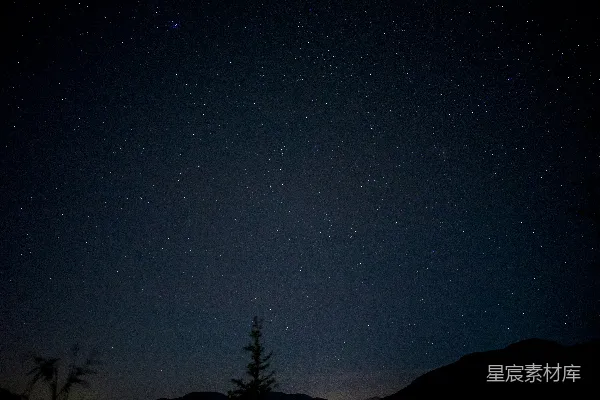高清摄影 夜空繁星点点，山峦之上。