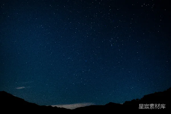 高清摄影 夜空繁星点点，山峦在上方辉映。