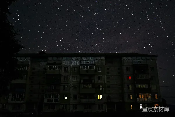 高清摄影 星空下的白黑混凝土建筑