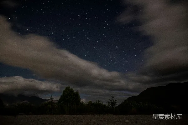 高清摄影 星空璀璨，云层间点缀着星星，森林之上。