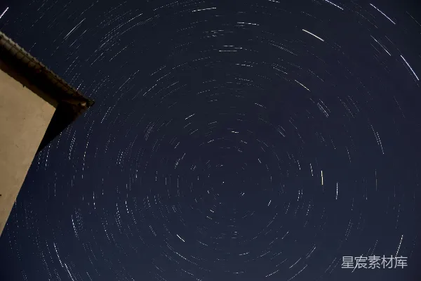 高清摄影 星空轨迹围绕着北极星旋转。