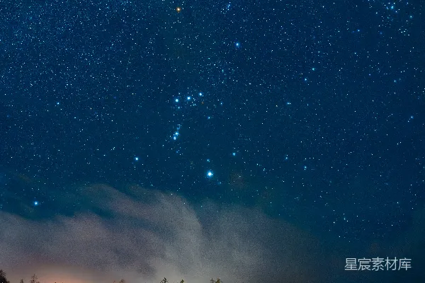 高清摄影 夜空布满了星星和云朵