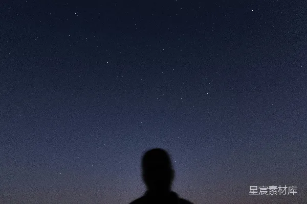 高清摄影 黑色夹克的男人站在夜晚的蓝天之下。