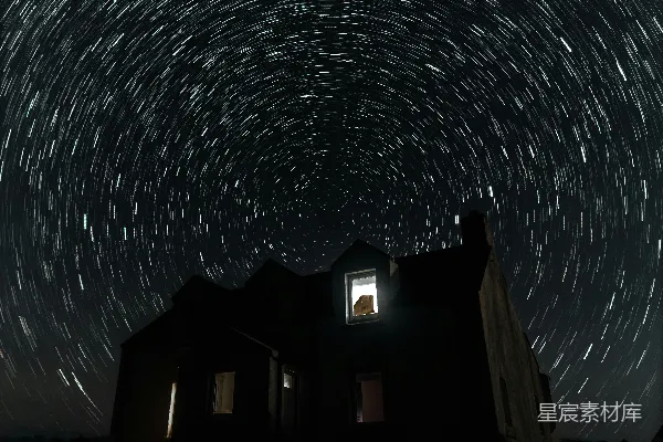 高清摄影 星空中的星轨可见于一座建筑上方