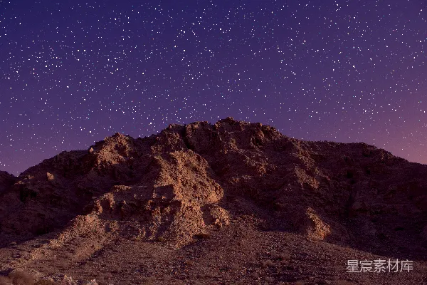 高清摄影 夜空繁星点点缀着一座山峦。