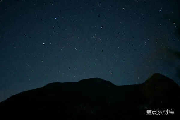 高清摄影 夜空繁星点点，山峰在上方。